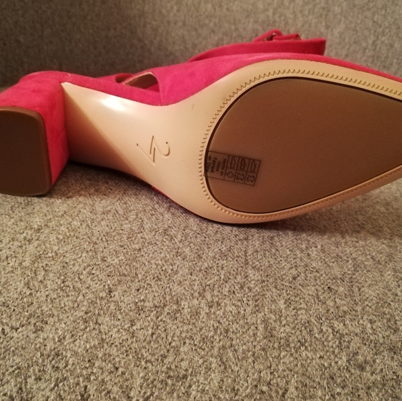 Suede Fuchsia Slingback Pumps. Size 6 1/2. - Picture 4 of 7